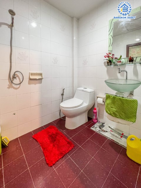 *****ทาวน์เฮ้าส์มือสองย่านนนทบุรี ม.ลภาวัล5 รัตนาธิเบศร์ เนื้อที่ 18 ตร.ว.  ฟังก์ชัน 2 ห้องนอน 2 ห้องน้ำ ที่จอดรถ 1 คัน บ้านสไตล์วินเทจ ภายในสวย ราคาสุดคุ้มค่า บนทำเลแห่งการเดินทาง ใกล้รถไฟฟ้าสายสีม่วง "สถานีบางรักน้อย-ท่าอิฐ"